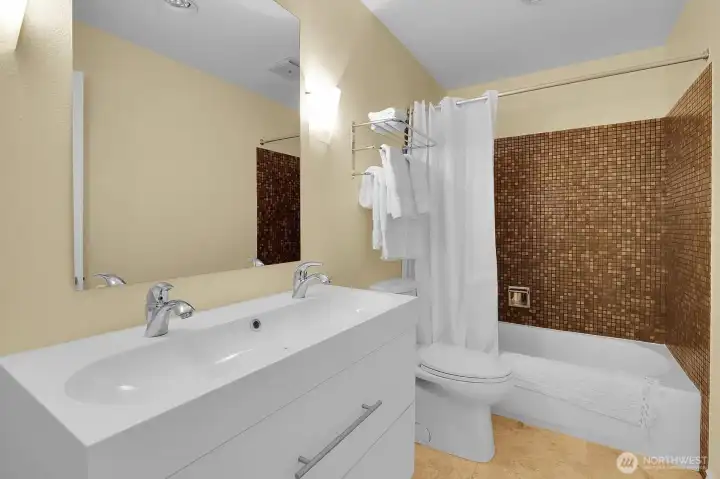 Guest Quarters Full BAth