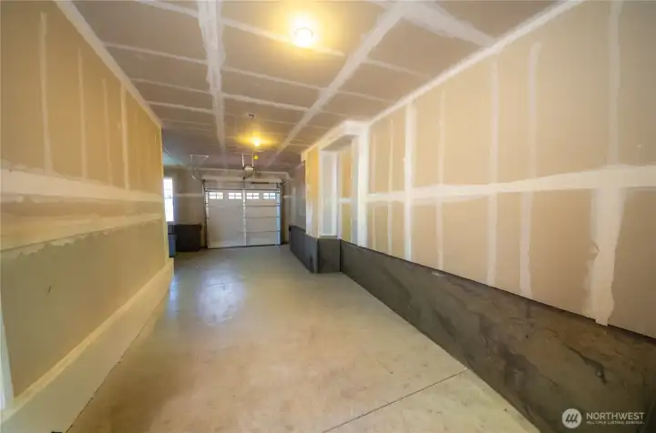 Once again, a bit of digital magic helped "remove" the stuff currently stored here by the seller to help give you a better sense of all the space.