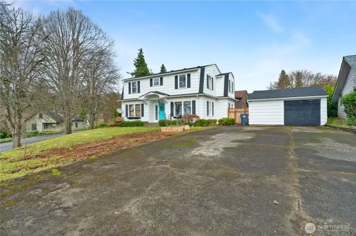 Long driveway with tons of parking space
