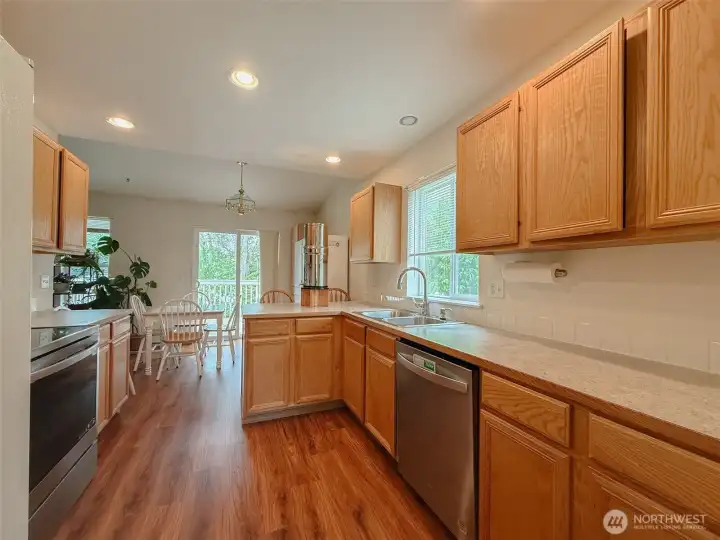 Upgraded appliances+wood floor