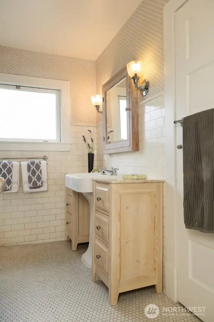 Upper level 3/4 bathroom