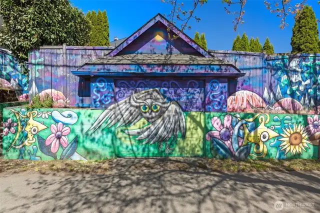 Detached garage - with fabulous mural by HENRY!