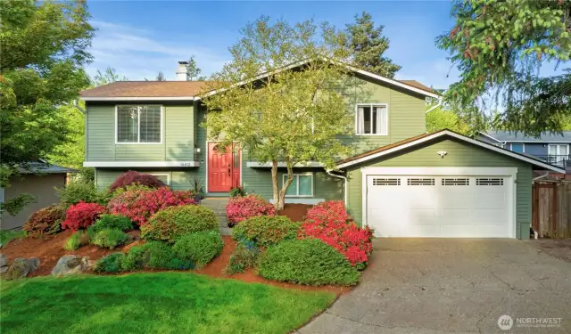 All the T's are crossed on this home in popular Finn Hill! New exterior paint for starters, the list goes on....hurry this won't last the weekend!