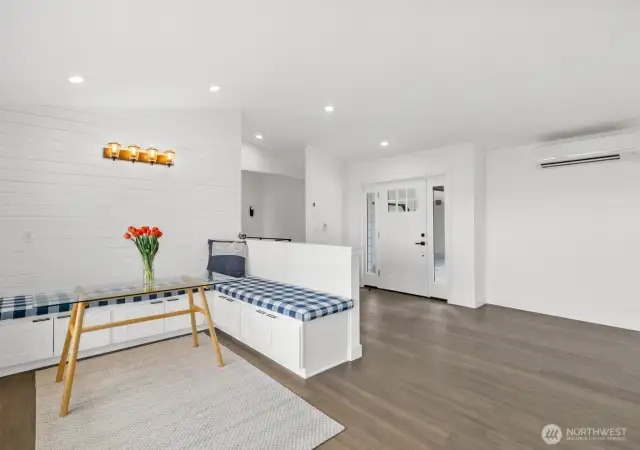 Welcoming open entry with vaulted ceilings