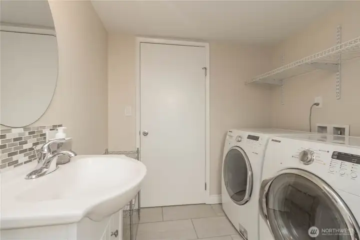 Washer & dryer stay