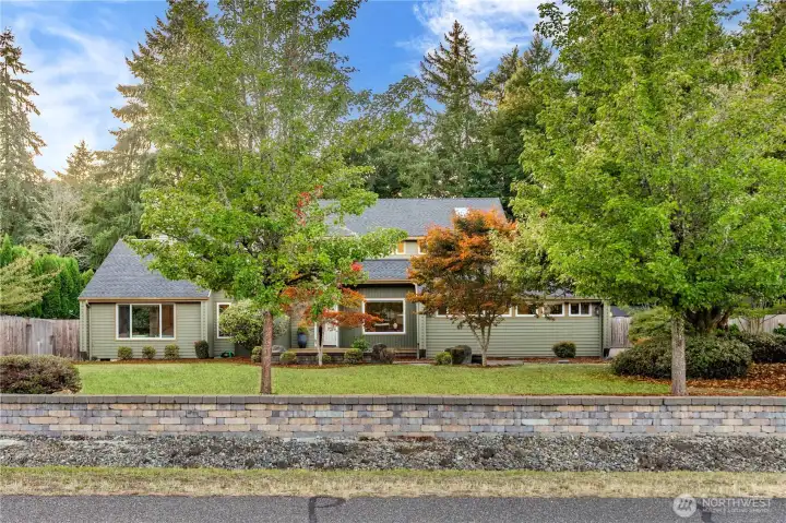 Attractive curb appeal!