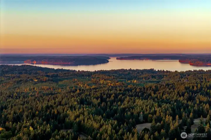 Close to Tolmie State Park with beach access, and close to JBLM, I-5 and Olympia/Lacey amenities