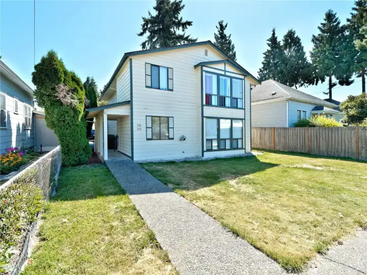 Fantastic proximity to The Renton Landing, Southport & DT Renton. Cedar River Trail starts at Renton Memorial Stadium.