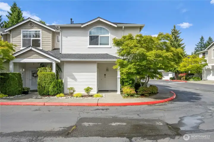 Nice corner unit with entry on the bottom