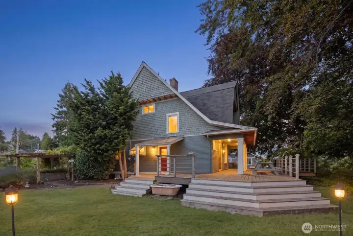 Live the life in this historic home in the Charleston neighborhood.