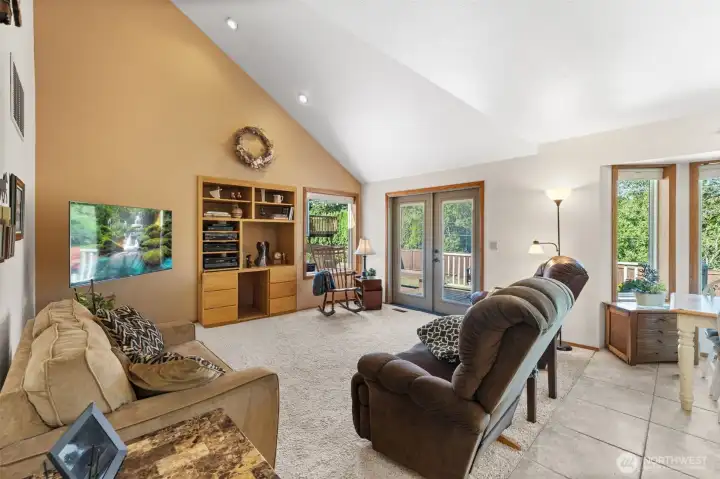 Vaulted ceilings in family room Vaulted ceilings in family room