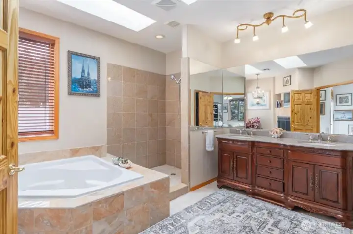 Primary bath- walk in shower jet tub