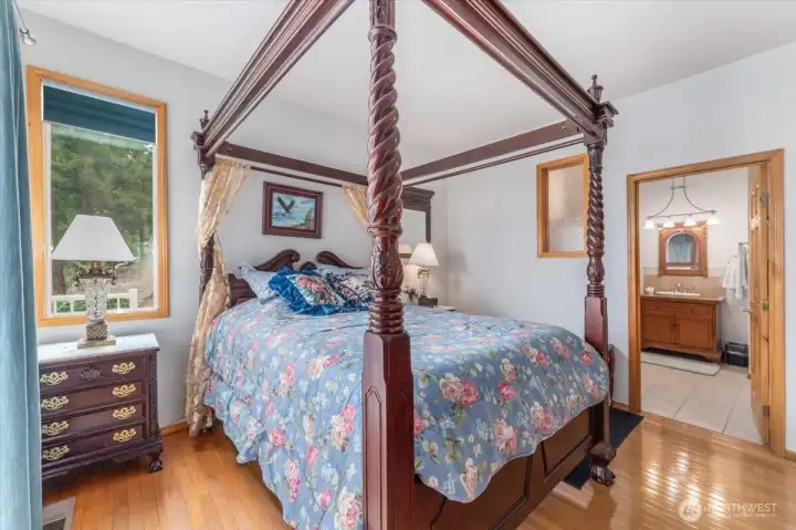 Lower primary bedroom