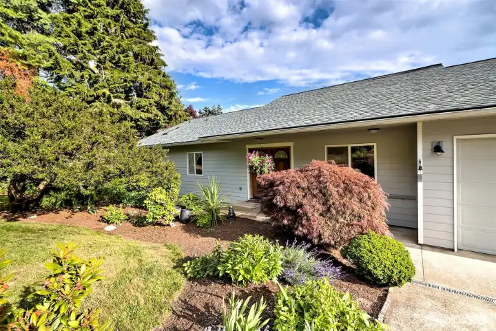 Nice, mature landscaping throughout the property. Nice, mature landscaping throughout the property.
