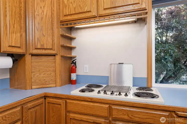 Cook top, with a grill function with a cover you can have on or off. Cook top, with a grill function with a cover you can have on or off.