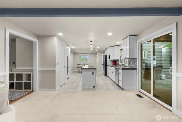 Stylish dining area adjacent to the kitchen, ideal for gatherings.