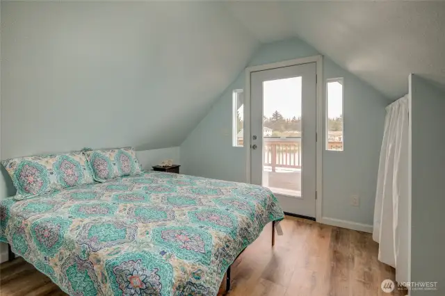 2nd cozy bedroom upstairs with access to the back balcony overlooking the Grand Canal