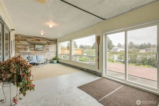 Other side of the back sunroom overlooking the Grand Canal