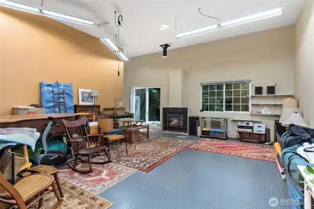 Huge (+/- 522 sqft) heated studio with endless possibilities. There is a door around the corner leading to the attached shop.
