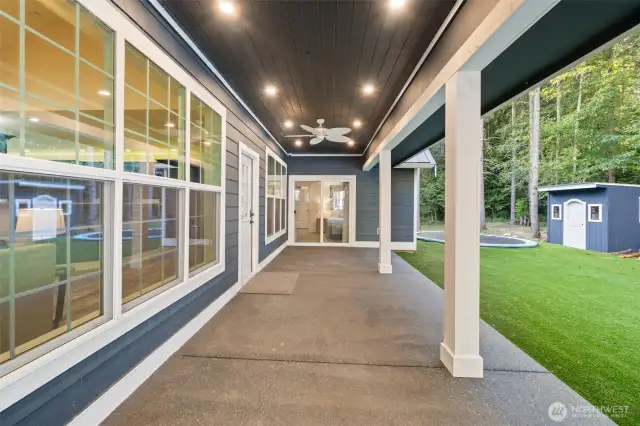 Covered back porch/patio.