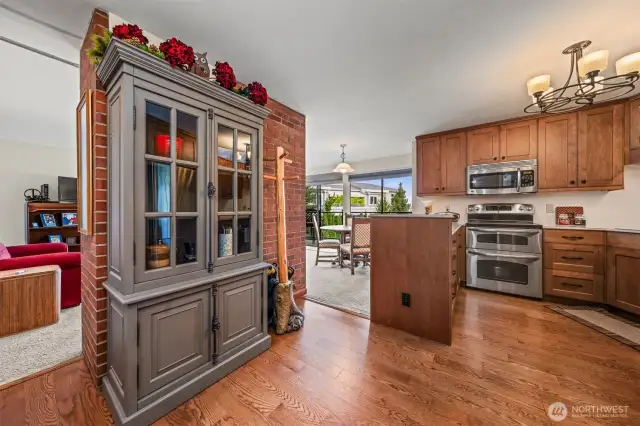 Cabinet stays with unit