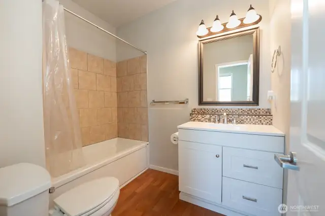 Upper floor full bathroom