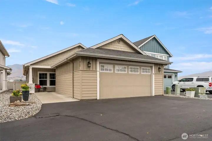 Welcome home to RAMBLER with NO steps on the front line of Edgewater Cottages!