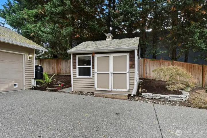 This storage shed will remain with the home.