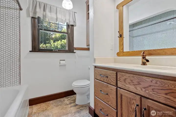 Main floor bath with tub/shower