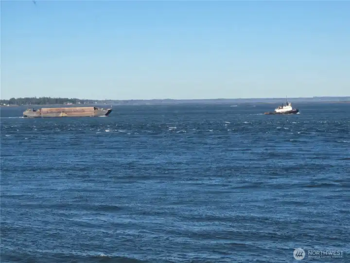 Tub boat and barge. Always a lot to see!