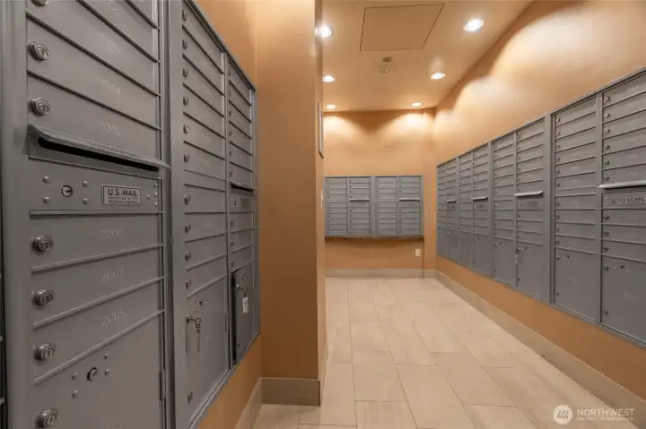 Resident's amenities - Mail area in the lobby