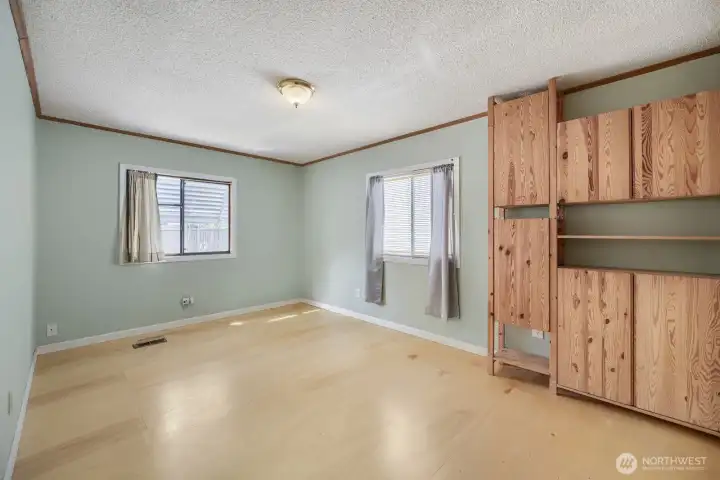 Versatile second bedroom—perfect for guests, hobbies, or a home office.