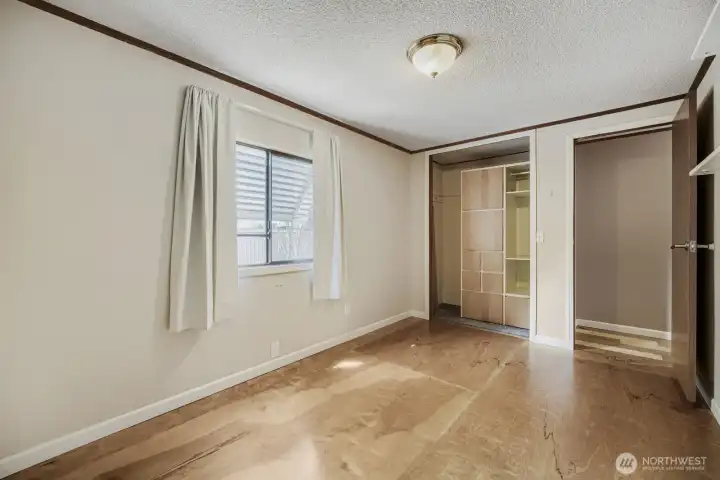 Additional bedroom with flexible use—ideal for visitors or extra workspace.