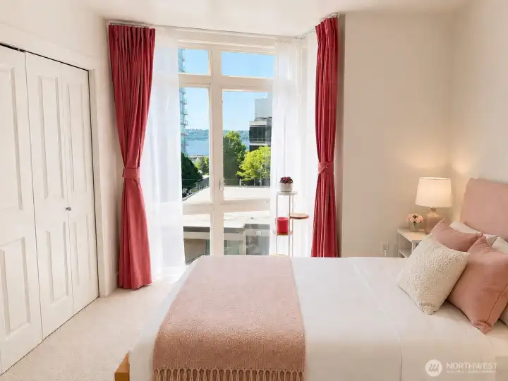 Bedroom with a view on the sound
