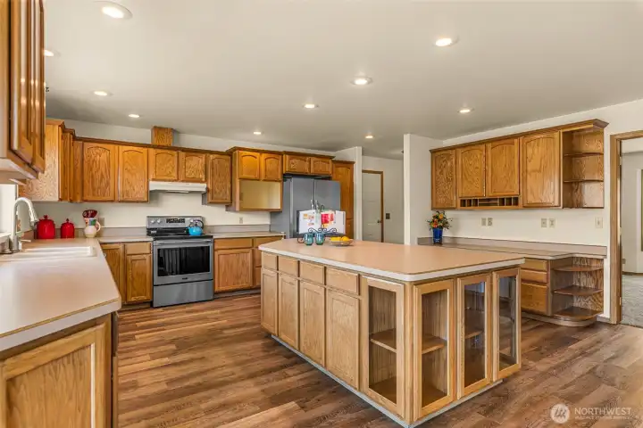 Searching for a truly move-in-ready home in Pateros? Look no further! All appliances stay with this fun-loving, turnkey property, making your transition an absolute breeze. Opportunities to own a home with this level of care and convenience in the Methow Valley simply do not come along very often.