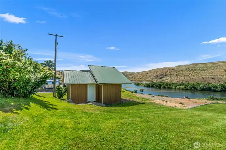 Step into your creative zone! This versatile "she shed" is the perfect place for excitement, hobbies, and creativity. Featuring bonus attic storage to keep your workspace clear, it's an incredible addition to this Pateros retreat.