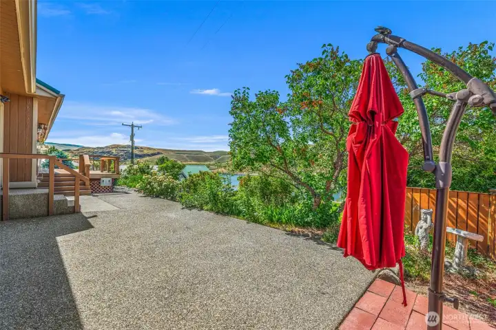 Step into your private oasis! This manicured garden backyard offers ample space for entertaining or relaxing.