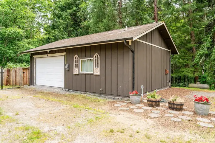 ~864 sq ft garage/shop/studio
