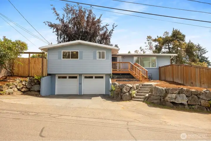 Imagine your own plantings bringing this front yard the beauty it deserves. Imagine your own plantings bringing this front yard the beauty it deserves.
