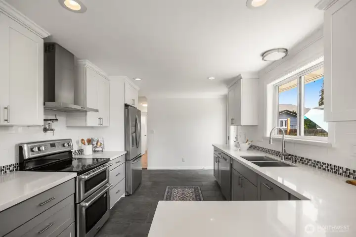 Double oven and a super nice venting system for anything you plan to cook. Double oven and a super nice venting system for anything you plan to cook.