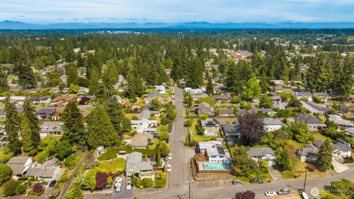 Majestic Cascade mountain range to the east. Home is surrounded by pride of ownership. Majestic Cascade mountain range to the east. Home is surrounded by pride of ownership.