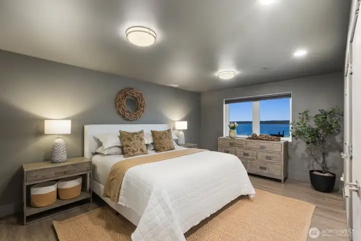 Large guest ensuite with western water views.
