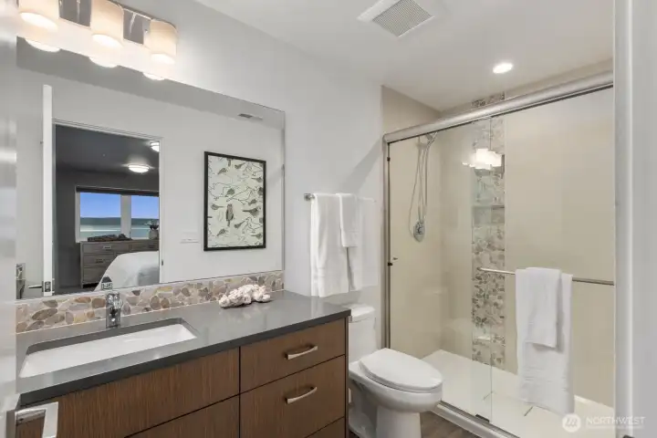Downstairs en suite bath.