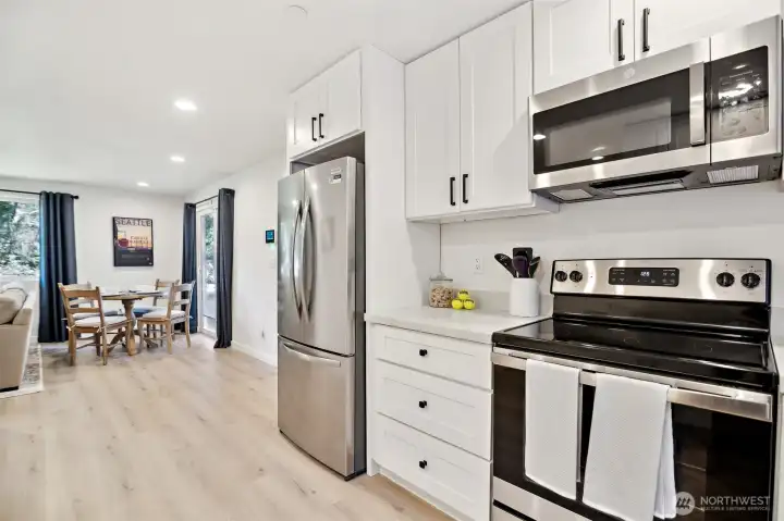 Note the stainless steel appliances Note the stainless steel appliances