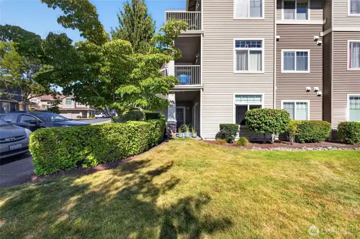wonderful yard between you and your garage space.