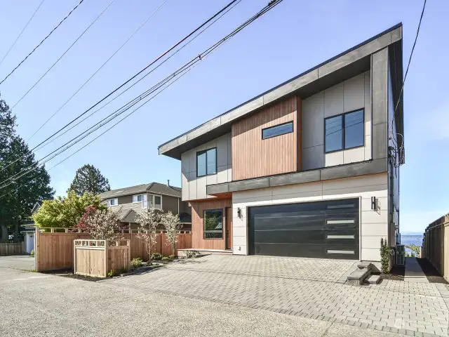 Home situated on bluff for maximizing wester Sound and Olympic views...quiet alley side entrance!