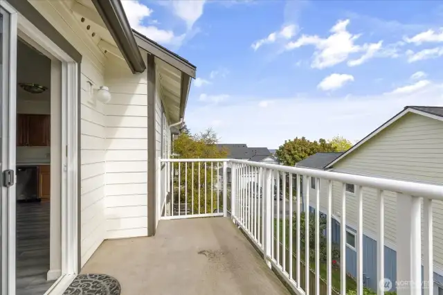 Direct access to deck from kitchen area