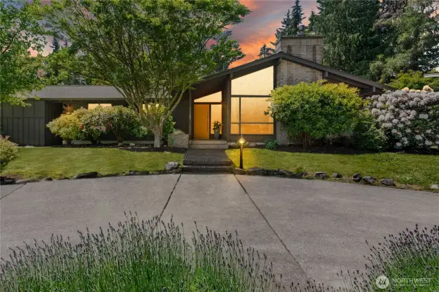 Welcome home to 11197 Killdeer Lane in the sunny Meadowmeer Neighborhood.