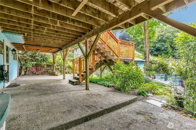 Separate entrance to lower level