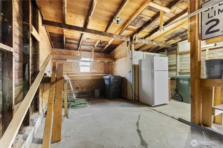 1 car-garage with workspace